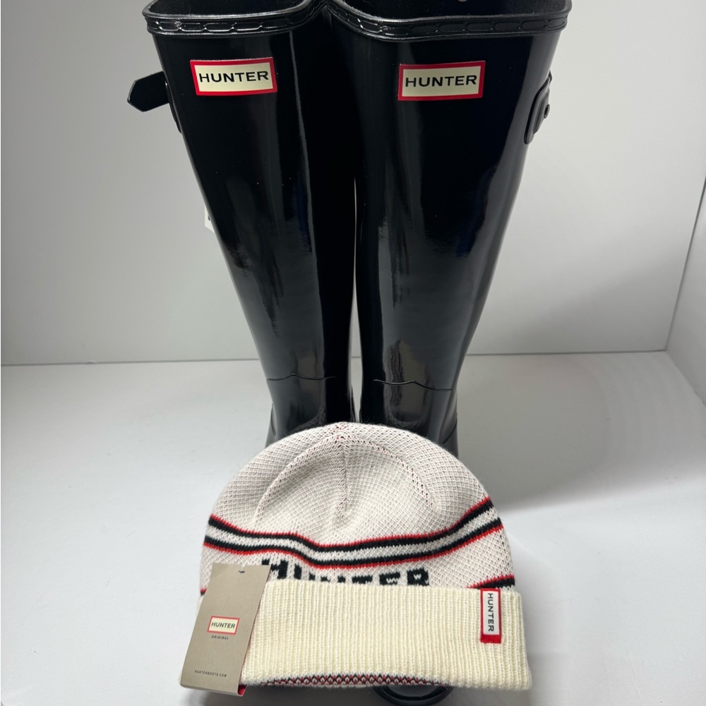 Hunter Glossy Black Boots with Cream Beanie